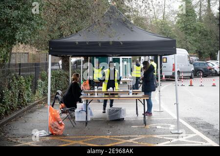 02 febbraio 2021. Londra, Regno Unito. I membri degli autotest pubblici per Covid-19 presso un nuovo centro di test delle varianti mobili a Ealing, Londra occidentale, si sono stabiliti dopo la scoperta di una nuova variante sudafricana del coronavirus. La consegna porta-a-porta dei kit di prova domestici liberi deve cominciare nell'area nel tentativo di rallentare la diffusione del ceppo più aggressivo del virus. Foto di Ray Tang. Foto Stock