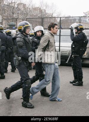 Violente rivolte tra i giovani e le forze di polizia avvengono a parte anti-CPE studenti dimostrazione nei pressi di Piazza Invalides a Parigi, Francia il 23 marzo 2006. Foto di Taamallah-Mousse/ABACAPRESS.COM Foto Stock