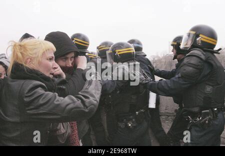 Violente rivolte tra i giovani e le forze di polizia avvengono a parte anti-CPE studenti dimostrazione nei pressi di Piazza Invalides a Parigi, Francia il 23 marzo 2006. Foto di Taamallah-Mousse/ABACAPRESS.COM Foto Stock