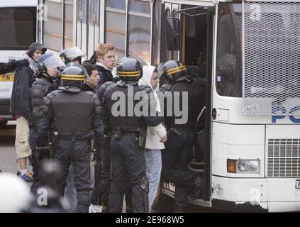 Violente rivolte tra i giovani e le forze di polizia avvengono a parte anti-CPE studenti dimostrazione nei pressi di Piazza Invalides a Parigi, Francia il 23 marzo 2006. Foto di Taamallah-Mousse/ABACAPRESS.COM Foto Stock