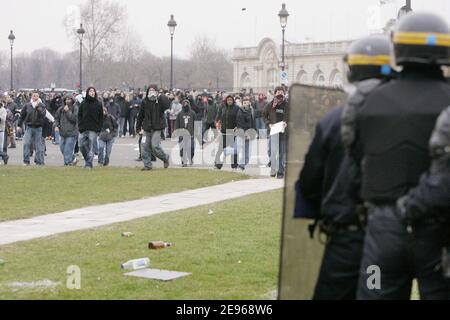 Violente rivolte tra i giovani e le forze di polizia avvengono a parte anti-CPE studenti dimostrazione nei pressi di Piazza Invalides a Parigi, Francia il 23 marzo 2006. Foto di Taamallah-Mousse/ABACAPRESS.COM Foto Stock