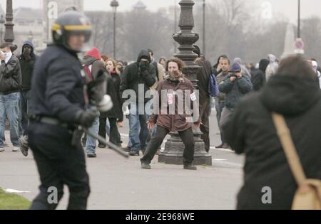 Violente rivolte tra i giovani e le forze di polizia avvengono a parte anti-CPE studenti dimostrazione nei pressi di Piazza Invalides a Parigi, Francia il 23 marzo 2006. Foto di Taamallah-Mousse/ABACAPRESS.COM Foto Stock