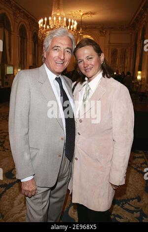 Jean-Loup Dabadie e la moglie Veronique partecipano alla cerimonia tenutasi a Parigi, in Francia, il 23 marzo 2006, in onore dell'umorista francese Pierre Palmade che ha ricevuto il "Prix Raymond Devos de la langue Francaise". Foto di Laurent Zabulon/ABACAPRESS.COM Foto Stock