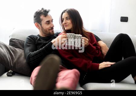 Accoppia le tazze da caffè su un divano Foto Stock