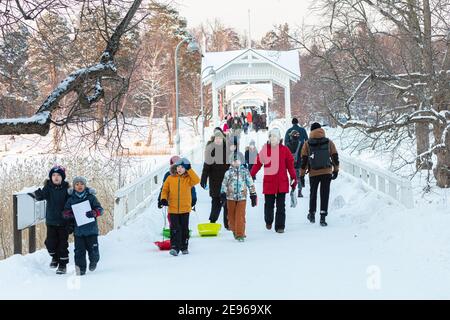 Seurasaari, Helsinki. Finlandia 31 gennaio 2021. Le persone attraversano il ponte. Concetto di stile di vita sano. A piedi al mare. Foto di alta qualità Foto Stock