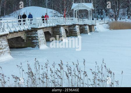 Seurasaari, Helsinki. Finlandia 31 gennaio 2021. Le persone attraversano il ponte. Concetto di stile di vita sano. A piedi al mare. Foto di alta qualità Foto Stock