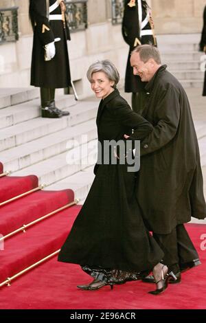 L'astronauta francese Claudie Haignere e suo marito Jean-Pierre arrivano al Palazzo Elysee per partecipare alla cena ufficiale in onore del re Juan Carlos e della regina Sofia di Spagna a Parigi, il 27 marzo 2006. Foto di Nebinger-Orban/ABACAPRESS.COM Foto Stock