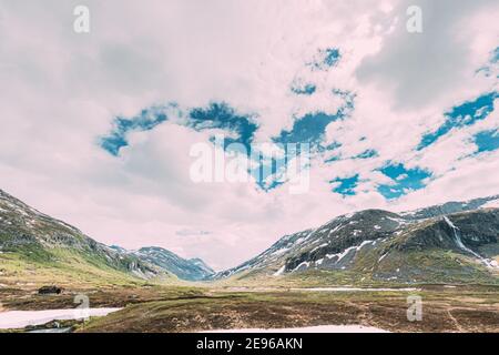 Reinheimen National Park, Norvegia. Montagne paesaggio in prima estate. Catena montuosa in una delle più grandi aree naturali ancora intatte in Occidente Foto Stock