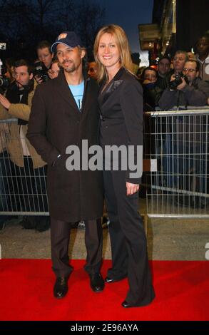 L'attore e driver Paul Belmondo e sua moglie Luana partecipano alla prima di 'Jean-Philippe' diretta da Laurent Tuel tenuta al Teatro UGC Normandy di Parigi, Francia il 28 marzo 2006. Foto di Klein-Gouhier/ABACAPRESS.COM Foto Stock