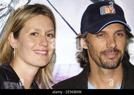 L'attore e pilota francese Paul Belmondo con sua moglie Luana partecipa alla prima di 'Jean-Philippe' diretta da Laurent Tuel tenuta al Teatro UGC Normandy di Parigi, Francia il 28 marzo 2006. Foto di Klein-Gouhier/ABACAPRESS.COM Foto Stock