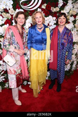 NEW YORK, NY- SET 18: Isotta Ingrid Rossellini, Pia Lindstrom, e Isabella Rossellini arrivano per l'American Theatre Wing Centennial Gala che si tiene a Cipriani 42nd Street, il 18 settembre 2017, a New York City. Credito: Joseph Marzullo/MediaPunch Foto Stock