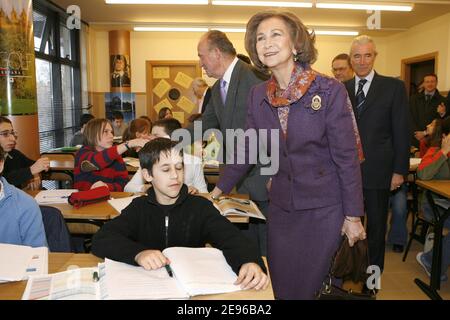 Il re spagnolo Juan Carlos e la regina Sofia di Spagna visitano una scuola secondaria di lingua spagnola "Luis Bunuel" a Neuilly sur Seine vicino a Parigi, visitano le classi e hanno incontrato gli studenti insieme al ministro francese dell'istruzione nazionale Gilles de Robien, Come parte della visita di Stato di 3 giorni della coppia reale a Parigi, in Francia, il 29 marzo 2006. Foto di Nebinger-Orban/ABACAPRESS.COM Foto Stock