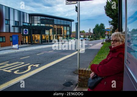 Paziente donna fuori dalla clinica del cancro. Foto Stock