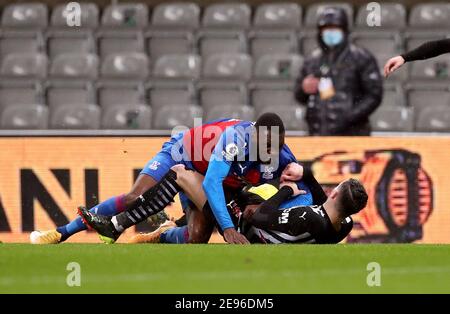 Fabian Schar di Newcastle United tiene in mano Christian Benteke di Crystal Palace durante la partita della Premier League al St. James's Park di Newcastle. Data immagine: Martedì 2 febbraio 2021. Foto Stock