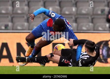 Fabian Schar di Newcastle United tiene in mano Christian Benteke di Crystal Palace durante la partita della Premier League al St. James's Park di Newcastle. Data immagine: Martedì 2 febbraio 2021. Foto Stock