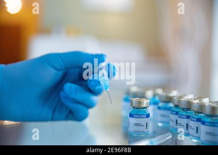 Medico che prepara il vaccino COVID-19 del coronavirus. Fiale con vaccino Covid-19 in laboratorio. Foto Stock
