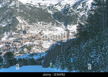 El Tarter, Andorra : 2021 Gennaio 11 : Gondola alla stazione sciistica di Grandvalira a El Tarter, Andorra in tempi di covid19 nell'inverno 2021 Foto Stock