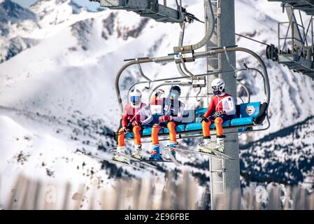 El Tarter, Andorra : 2021 Febbraio 2 : giovani in seggiovia che saliscono alla stazione sciistica di Grandvalira ad Andorra nel 2021 Foto Stock