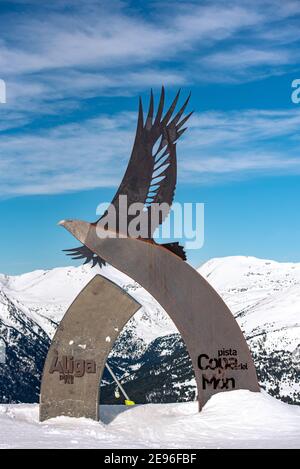 El Tarter, Andorra : 2021 Febbraio 2 : statue in commemorazione della Coppa del mondo di sci alpino 2016 ad Andorra nel 2021 Foto Stock