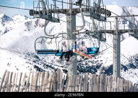 El Tarter, Andorra : 2021 Febbraio 2 : giovani in seggiovia che saliscono alla stazione sciistica di Grandvalira ad Andorra nel 2021 Foto Stock