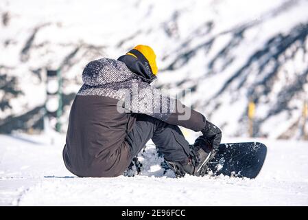 El Tarter, Andorra : 2021 Febbraio 2 : Snowborder nella località sciistica di Grandvalira ad Andorra nel 2021 Foto Stock