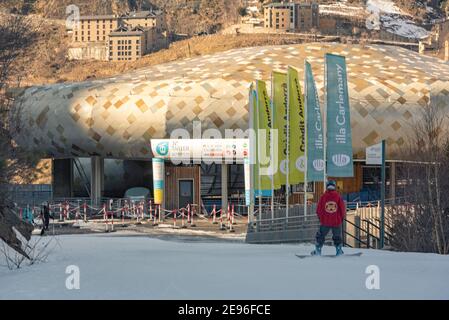 El Tarter, Andorra : 2021 Febbraio 2 : Paing int COVID19 volte Grandvalira stazione sciistica su Andorra nel 2021 Foto Stock