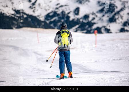 El Tarter, Andorra : 2021 Febbraio 2 : Skiier nella località sciistica di Grandvalira ad Andorra nel 2021 Foto Stock