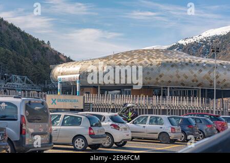 El Tarter, Andorra : 2021 Febbraio 2 : Paing int COVID19 volte Grandvalira stazione sciistica su Andorra nel 2021 Foto Stock