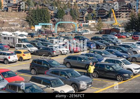 El Tarter, Andorra : 2021 Febbraio 2 : Paing int COVID19 volte Grandvalira stazione sciistica su Andorra nel 2021 Foto Stock