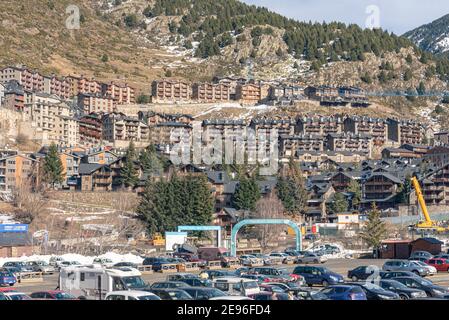 El Tarter, Andorra : 2021 Febbraio 2 : Paing int COVID19 volte Grandvalira stazione sciistica su Andorra nel 2021 Foto Stock