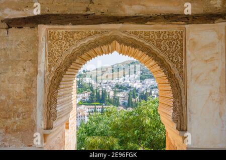 Vista del quartiere Albaicin (Albayzin) di Granada attraverso un arco finestra del Palazzo Partal, Alhambra y Generalife, Granada, Andalusia, Spagna Foto Stock