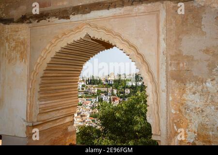 Vista del quartiere Albaicin (Albayzin) di Granada attraverso un arco finestra del Palazzo Partal, Alhambra y Generalife, Granada, Andalusia, Spagna Foto Stock