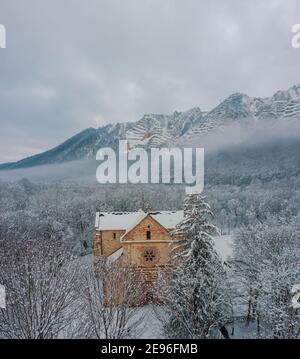 Bélapátfalva, Ungheria - veduta aerea del famoso monastero cistercense di Bélapátfalva, situato ai piedi del monte Bél-kő, alto 815 m. Foto Stock