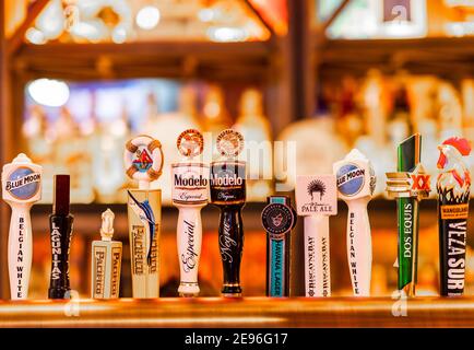 Miami, Florida - 31 dicembre 2020: Una birra alla spina con un assortimento di birre importate ed esportate. Foto Stock
