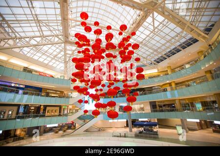 Dallas, Stati Uniti. 2 Feb 2021. Le lanterne rosse si trovano nel centro commerciale Galleria Dallas a Dallas, Texas, Stati Uniti, il 2 febbraio 2021. Oltre 200 lanterne rosse, come decorazioni per il prossimo anno lunare cinese, sono appese sopra la pista di pattinaggio sul ghiaccio del centro commerciale dal 2 febbraio al 2 marzo. Credit: Dan Tian/Xinhua/Alamy Live News Foto Stock