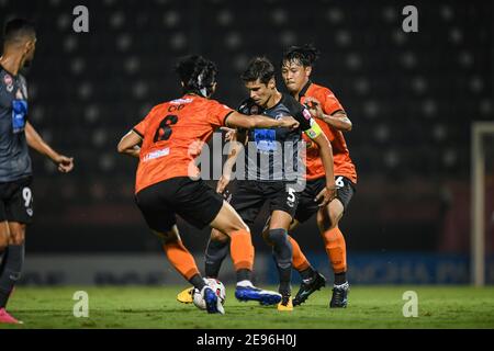 Sergio Suarez (C) del Port FC visto in azione durante la partita della Thai League 2020 tra Chiangrai United e Port FC al Singha Stadium.(punteggio finale; Chiangrai United 1:2 Port FC) Foto Stock