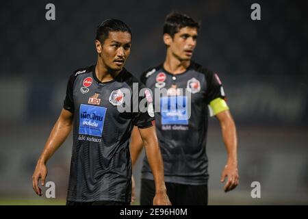 Adisorn Promrak e Sergio Suarez del Port FC visti in azione durante la partita della Thai League 2020 tra Chiangrai United e Port FC al Singha Stadium.(punteggio finale; Chiangrai United 1:2 Port FC) Foto Stock