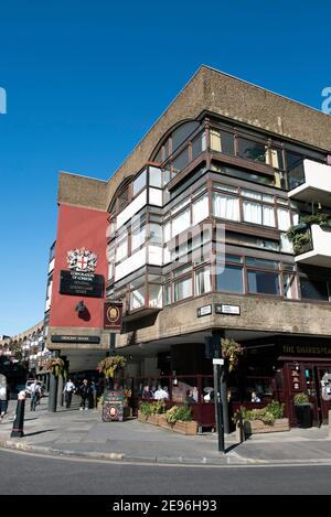 La casa pubblica Shakespeare o pub con appartamenti sopra, Golden Lane Estate, angolo di Goswell Road e Fann Street EC1 City di Londra Foto Stock