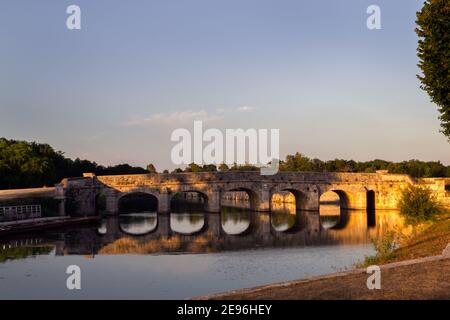 Ponte sul fiume le Cosson nel parco Chambord nella bella luce dell'ora d'oro, Francia Foto Stock