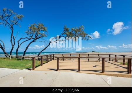 Piattaforma panoramica affacciata su una spiaggia sabbiosa di Elliott Heads, vicino a Bundaberg, Queensland, QLD, Australia Foto Stock