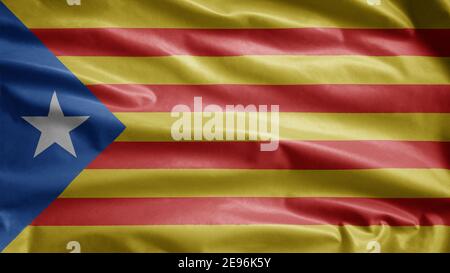 Bandiera indipendente della Catalogna che oscilla nel vento. Closeup catalano estelada banner soffiando, morbido e liscio seta. Tessuto tessuto tessuto tessitura segno sfondo. Utilizzare Foto Stock