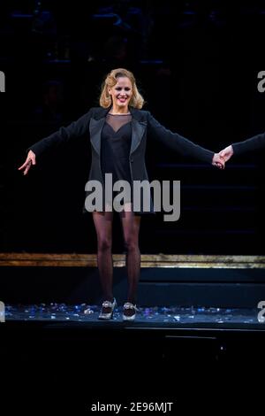 Caroline Flack, come Roxie Hart, prende la tenda chiamata nella sua notte di debutto a Chicago il Musical al Phoenix Theatre nel West End di Londra. 10 dicembre Foto Stock