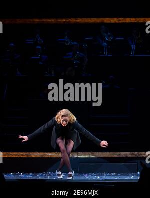 Caroline Flack, come Roxie Hart, prende la tenda chiamata nella sua notte di debutto a Chicago il Musical al Phoenix Theatre nel West End di Londra. 10 dicembre Foto Stock