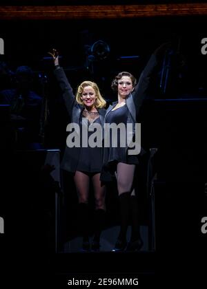 Caroline Flack, come Roxie Hart, prende la tenda chiamata nella sua notte di debutto a Chicago il Musical al Phoenix Theatre nel West End di Londra. 10 dicembre Foto Stock