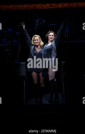 Caroline Flack, come Roxie Hart, prende la tenda chiamata nella sua notte di debutto a Chicago il Musical al Phoenix Theatre nel West End di Londra. 10 dicembre Foto Stock