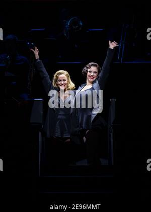 Caroline Flack, come Roxie Hart, prende la tenda chiamata nella sua notte di debutto a Chicago il Musical al Phoenix Theatre nel West End di Londra. 10 dicembre Foto Stock