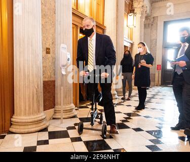 Washington, Stati Uniti. 02 febbraio 2021. Il senatore statunitense Thom Tillis (R-NC) si sposta verso la Camera del Senato. Credit: SOPA Images Limited/Alamy Live News Foto Stock