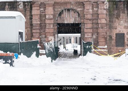 New York, NY - 2 febbraio 2021: L'addetto alla manutenzione libera la neve nel castello Clinton in Battery Park coperto di neve dopo la grande nevicata il giorno prima ha portato più di piedi sul terreno Foto Stock