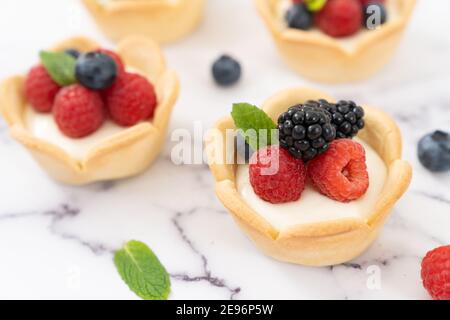 Mini crostata di formaggio con crema di frutta Foto Stock