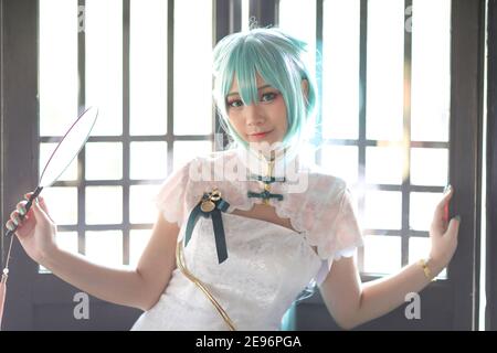 Giappone anime cosplay ritratto di una ragazza con abito cinese costume in giardino cinese Foto Stock